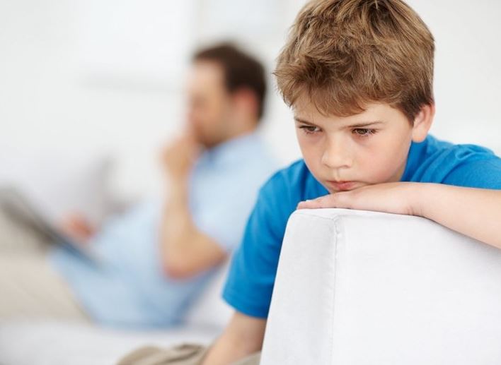 Tư vấn cha mẹ các dấu hiệu nhận biết trẻ tự kỷ dạng nhẹ
