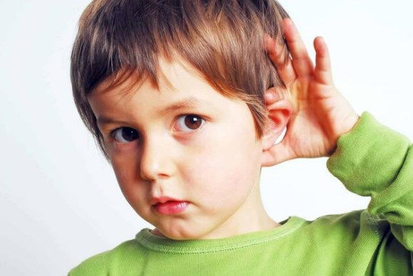 Cha mẹ thắc mắc: Trẻ chậm nói có di truyền không?